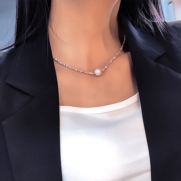 ⚜️[𝟯/$𝟭𝟴]⚜️NEW Large Pearl Silver Acrylic Necklace - Picture 5 of 10